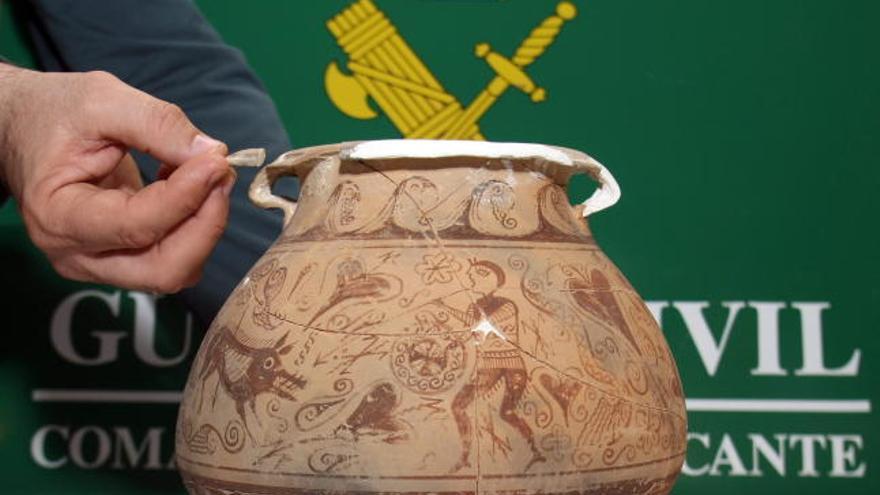 Escena de suidomaquia pintada sobre el vaso cerámico de la cultura ibera recuperado de un establecimiento de venta de antigüedades de El Campello