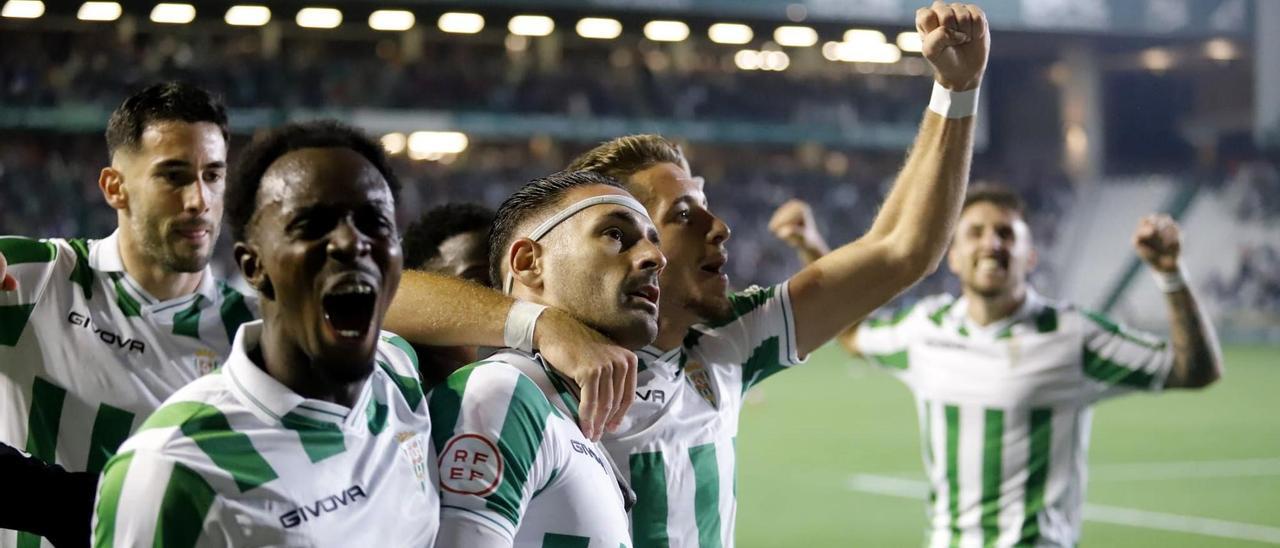 Los futbolistas del Córdoba CF celebran el primer gol ante el Castellón en El Arcángel.