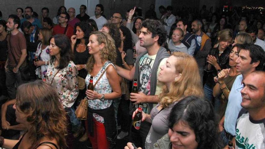 Público en uno de los conciertos celebrados en el Náutico de A Barrosa. // Muñiz