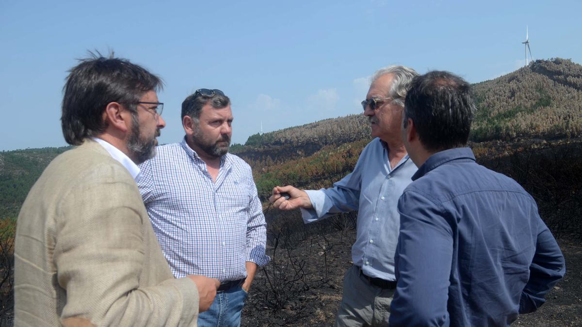 Técnicos y políticos, en el monte Xiabre a principios de agosto pasado.