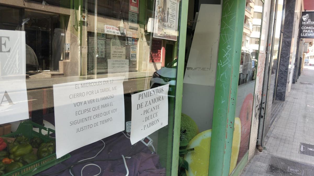 Simpático cartel de una tienda de ultramarinos, que cierra por la tarde para ver el eclipse