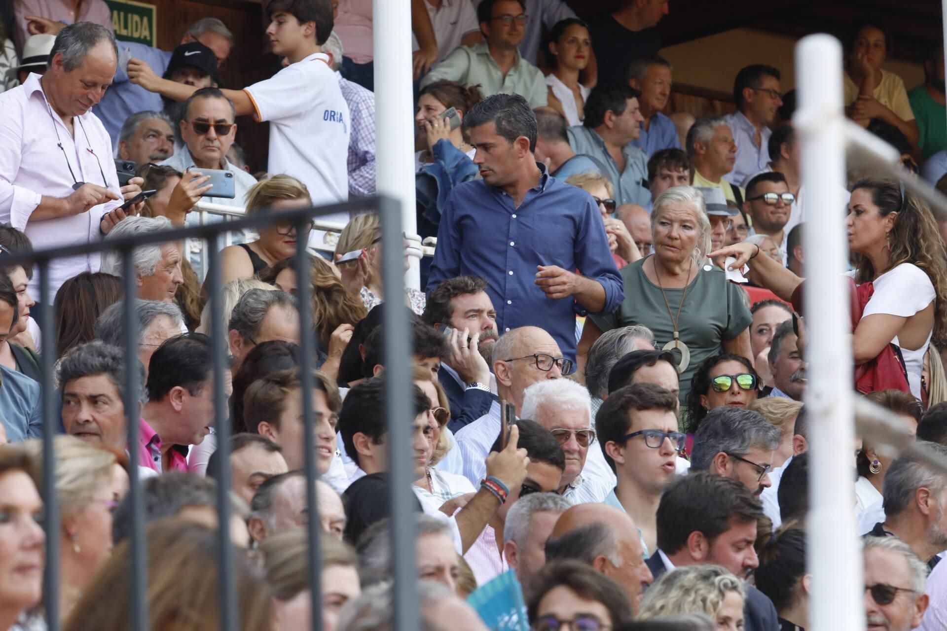 De Espinosa de los Monteros a Esperanza Aguirre: el ambiente en la plaza de toros de Gijón, en imágenes