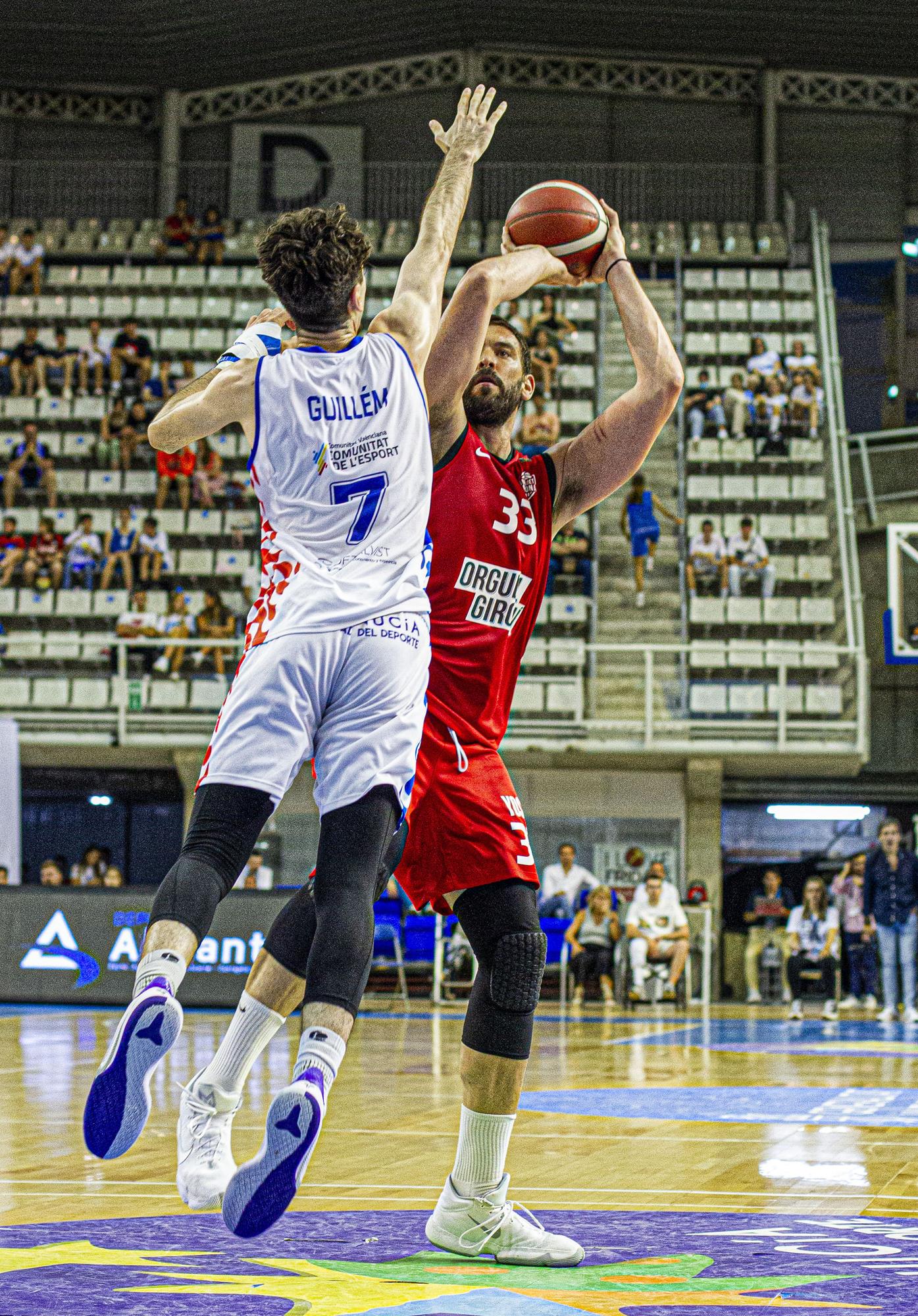 Guillem trata de frenar a Marc Gasol