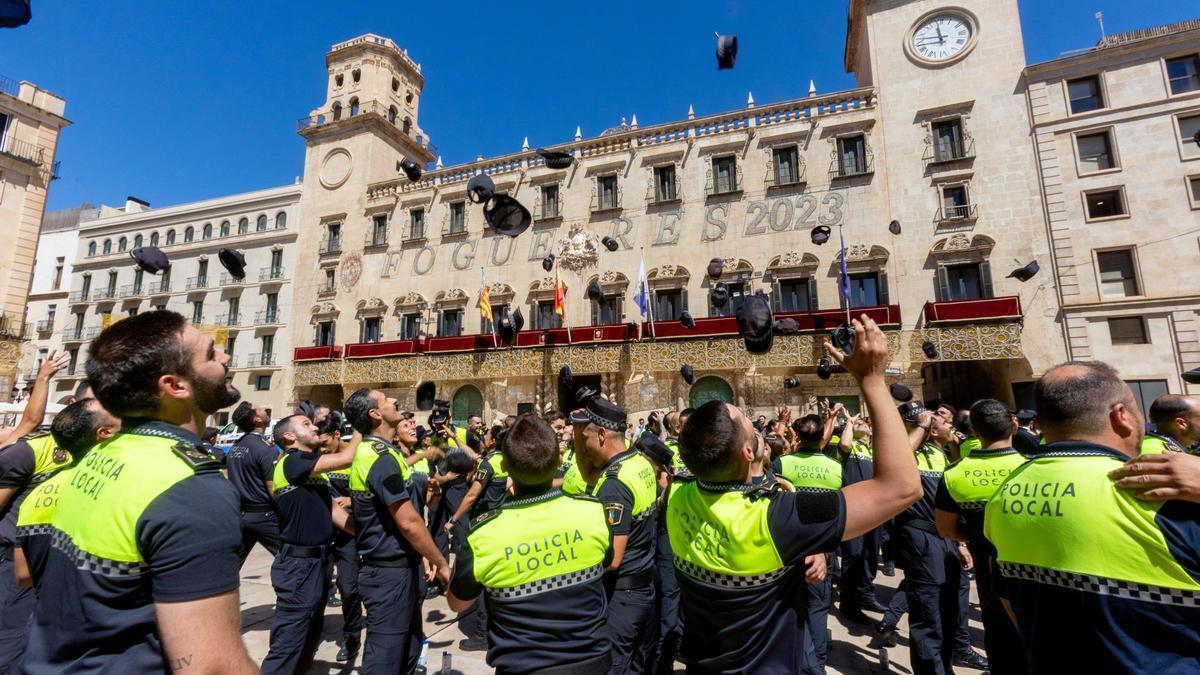 Toma de posesión de la Policía Local frente al ayuntamiento.