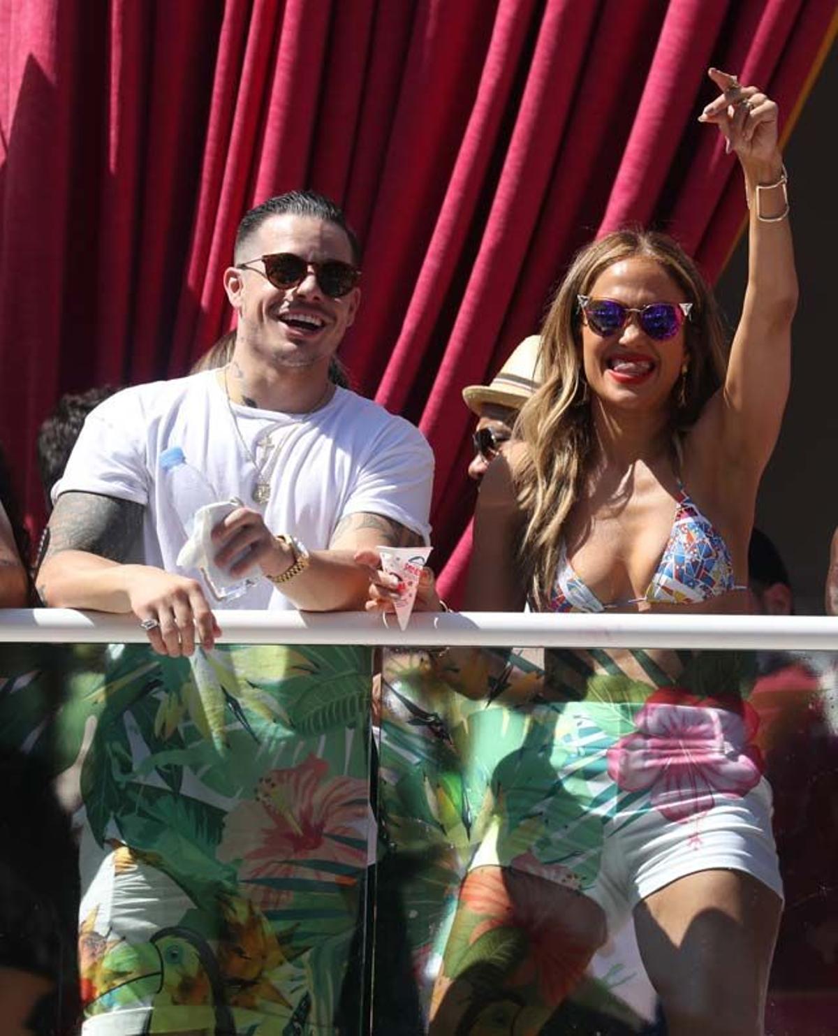 Jennifer Lopez consigue que Casper Smart se ría en la inauguración del Carnival del Sol en Las Vegas