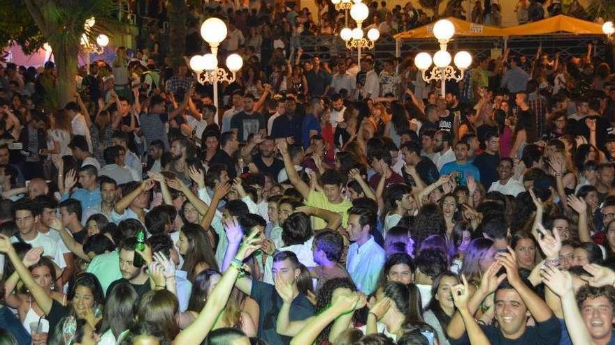 Celebración de una fiesta de fin de Feria en la discoteca El Jardín, actualmente cerrada.