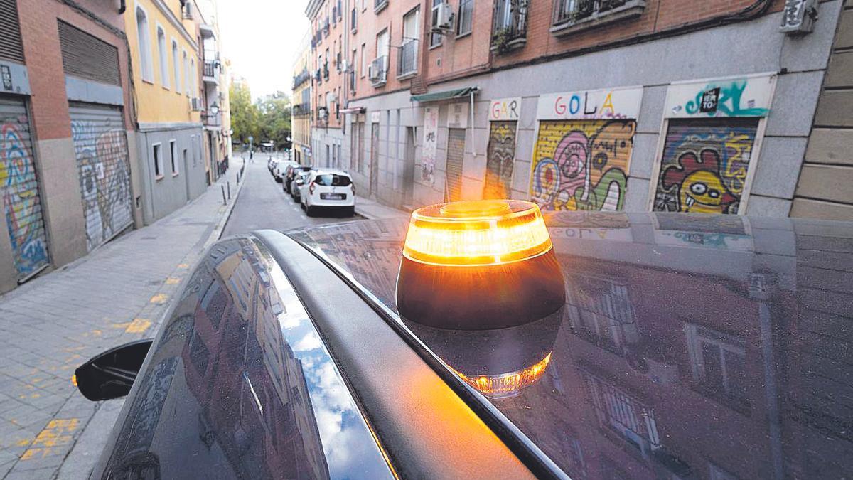 Ab 2026 Pflicht: eine an einem Wagen angebrachte V-16-Warnleuchte