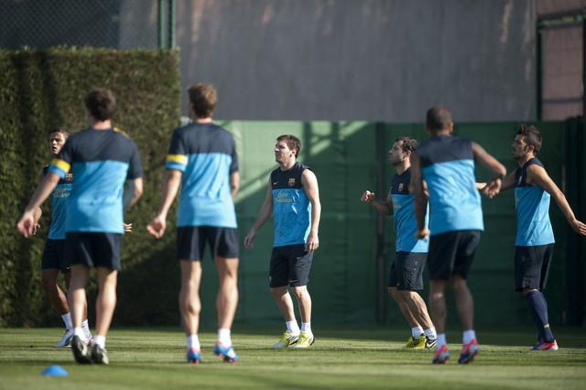 Villa, Mascherano, Messi i Afellay s’escalfen amb la resta dels seus companys durant la primera sessió d’entrenament sota les ordres de Tito Vilanova com a nou entrenador.