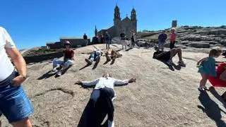El estruendo de la fe vuelve a abarrotar el Santuario da Barca en Muxía