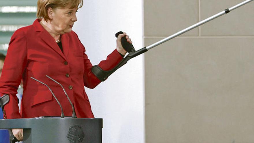 En abril de 2011, Merkel ya usó muletas tras ser operada del menisco de la rodilla izquierda. Abajo, la canciller esquís en mano.  // Reuters