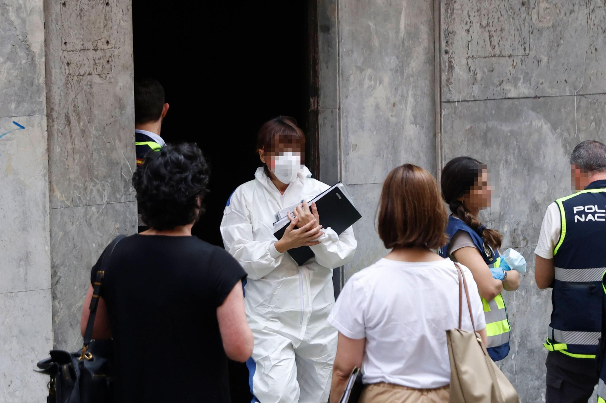 EN IMÁGENES: Hallan el cadáver de una mujer en el registro de un piso de Gijón metido en una bolsa de basura