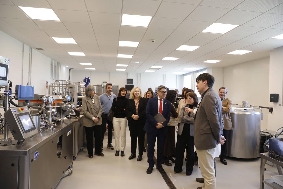 En primer término y por la izquierda, José María Martell, Adriana Lastra y Borja Sánchez en la sede del IPLA.