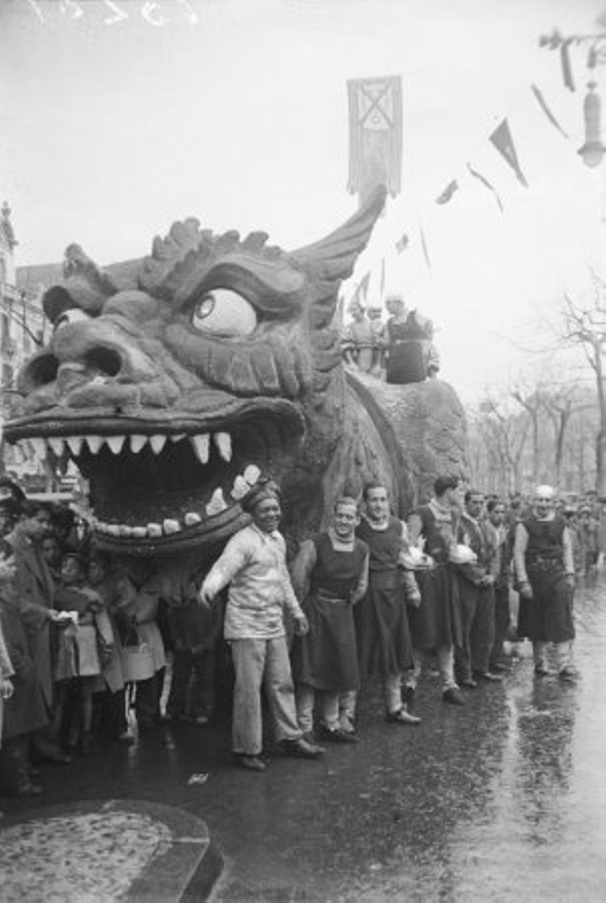 Paseo de Gràcia. La carroza "El dragón de Sigfrido", ganadora del primer premio en la rua de carnaval de 1933. Foto: Brangulí