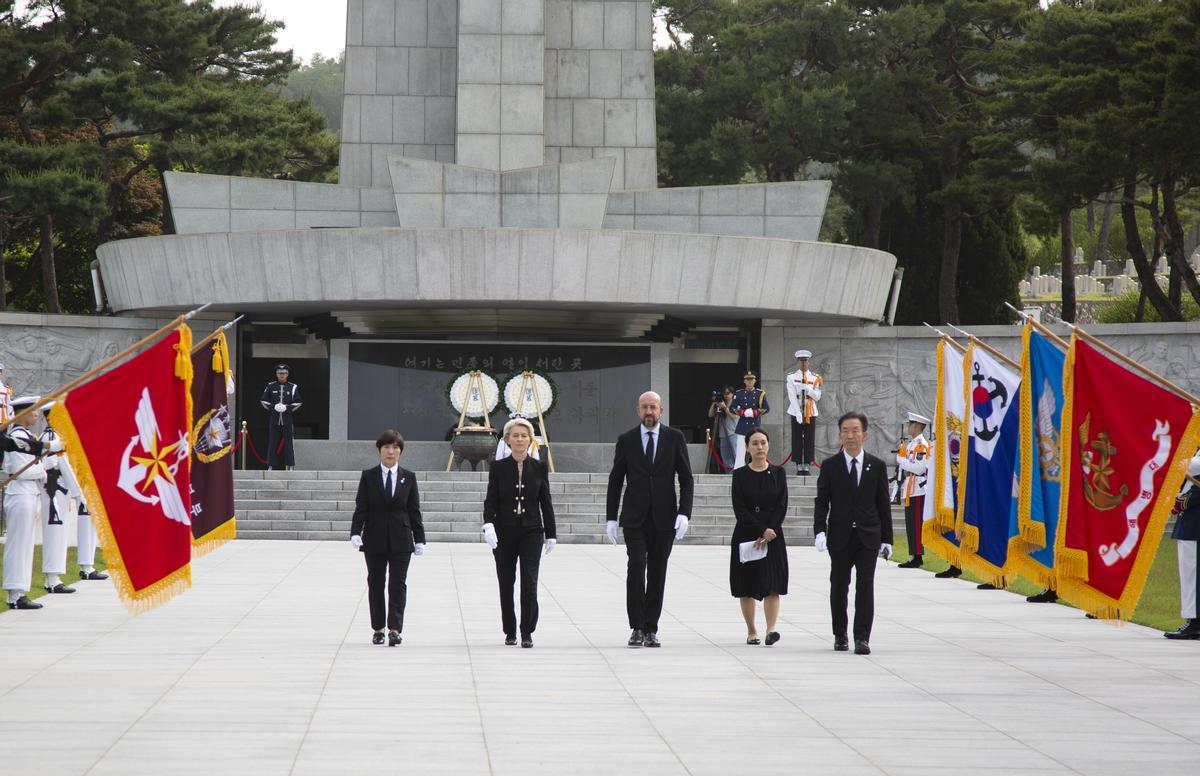 Von der Leyen y Michel visitan el Cementerio Nacional de Corea