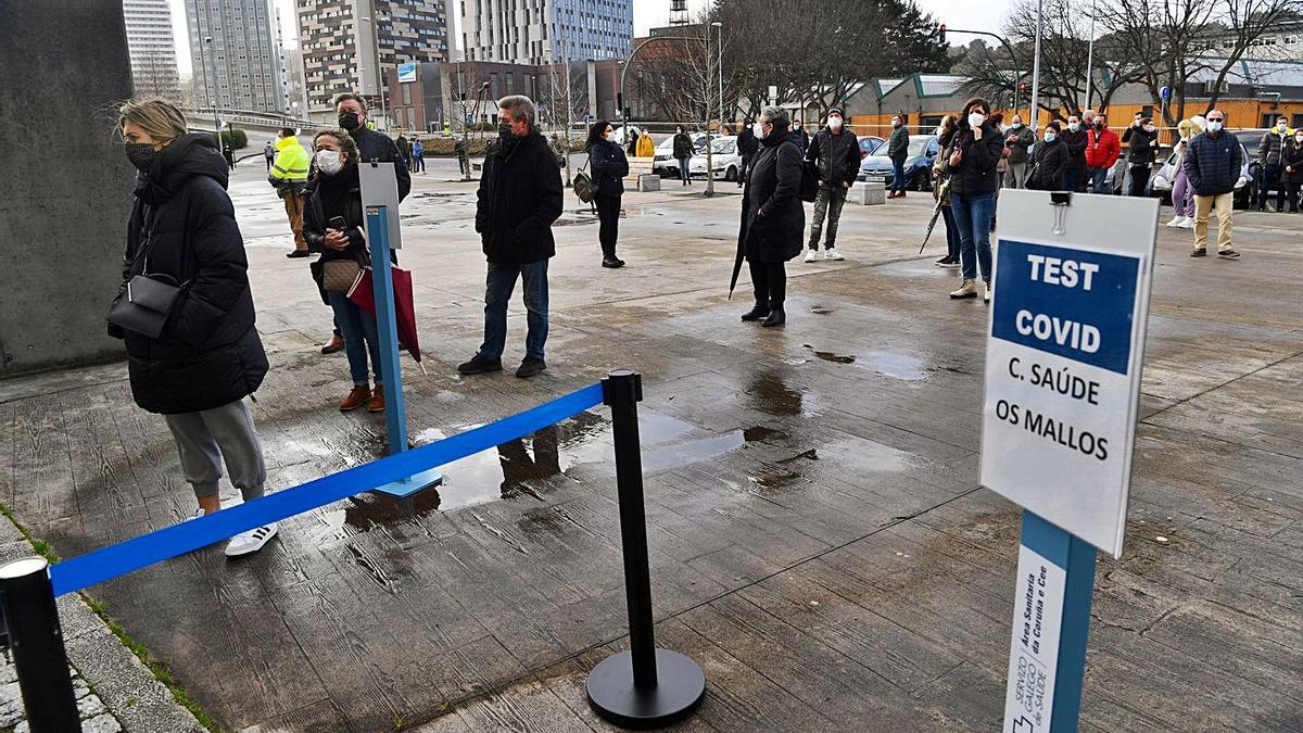 Coruñeses aguardan para participar en un cribado en Expocoruña. |   // CARLOS PARDELLAS