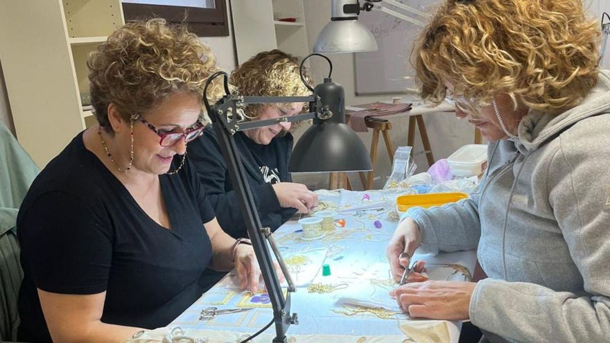 Las tres socias de la cooperativa Bordado artesanal La Cruz de Caravaca S.Coop en su taller. | UCOMUR