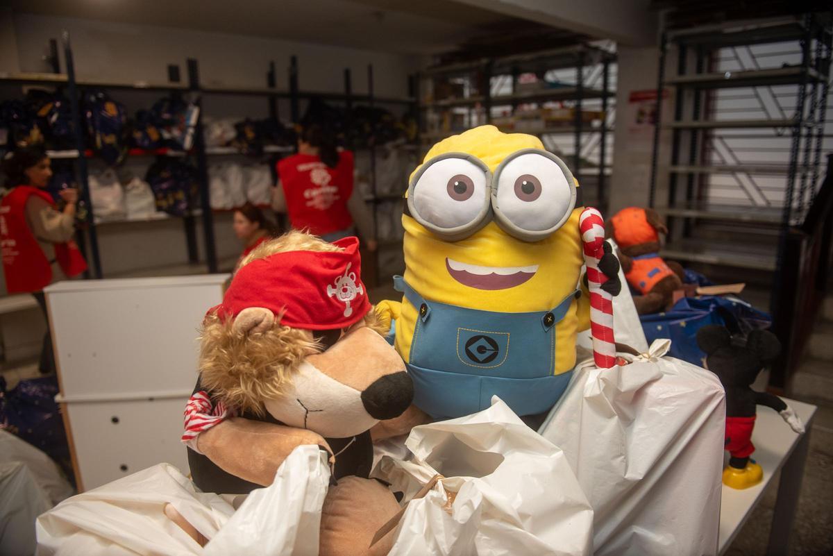 Un oso de peluche y un Minion donados en el marco de la campaña de Reyes de Cáritas Interparroquial de A Coruña, esta semana, en el local de la entidad de la calle Pan de Soraluce 2, en Os Mallos.