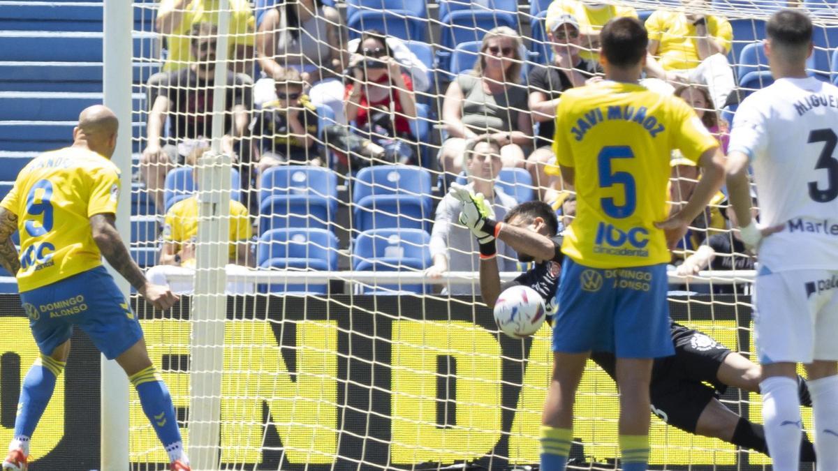 Gazzaniga detiene el penalti lanzado por Sandro.