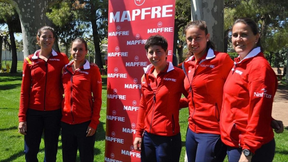 La capitana del equipo español de la Copa Federación, Conchita Martínez, posa junto a las jugadoras Garbiñe Muguruza, Anabel Medina, Carla Suárez y Sara Sorribes en las instalaciones del Club Tennis Lleida.