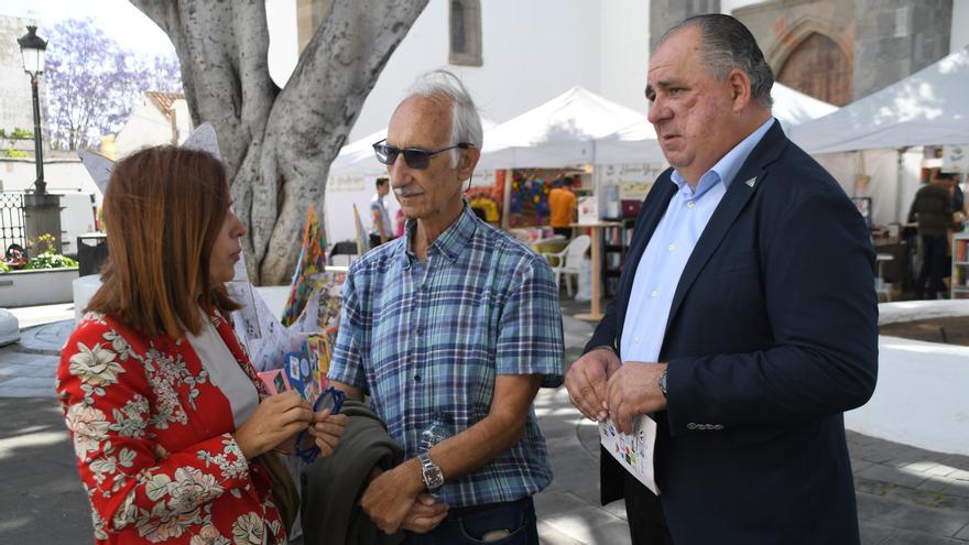 La alcaldesa de Telde, Carmen Hernández, acudió a la apertura de la feria con el edil de Cultura, Juan Martel.