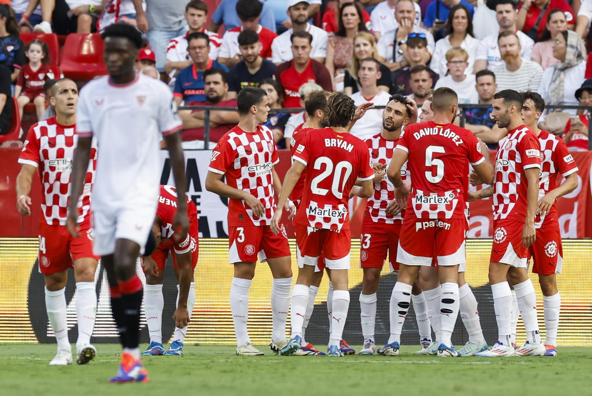 El Girona saca partido de la inocencia del Sevilla en el primer tiempo (0-1)