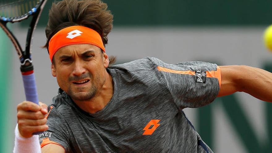 David Ferrer golpea la bola en el partido de primera ronda en Roland Garros.