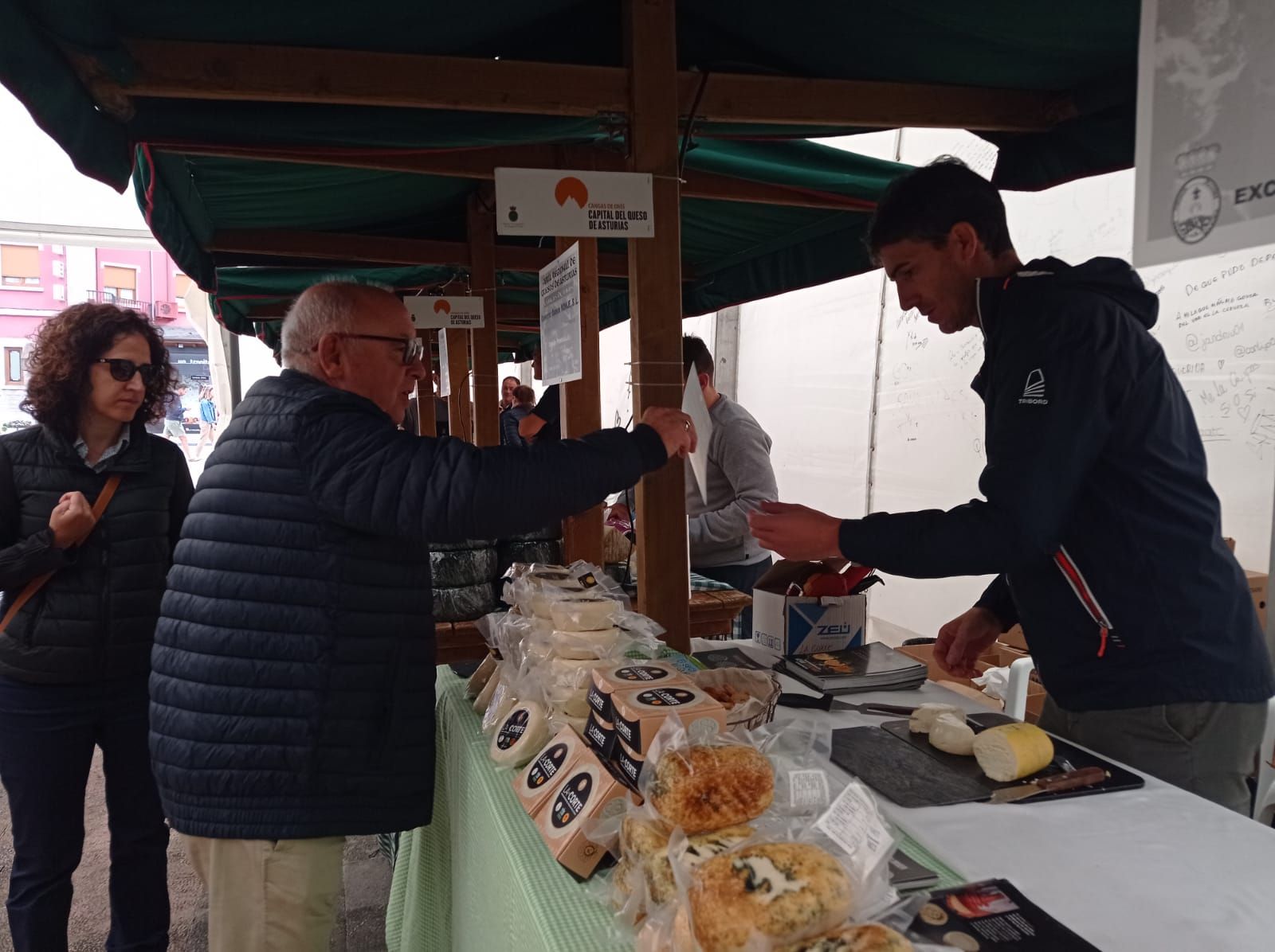 Cangas de Onís se da al queso todas las imágenes de la gran feria