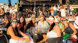 A Compostela transforma el eclipse en una ceremonia con miles de invitados