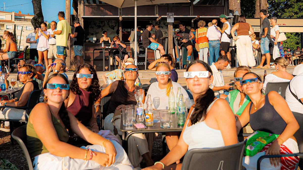En la playa vilagarciana se concentraron miles de personas en una velada divulgativa.
