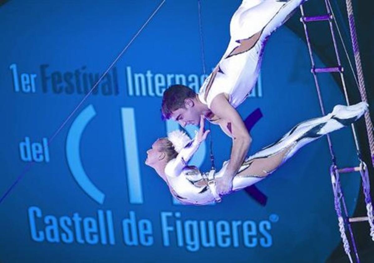 Una parella de trapezistes, durant un assaig previ a l’inici del festival al castell de Figueres. Una parella de trapezistes, durant un assaig previ a l’inici del festival al castell de Figueres.