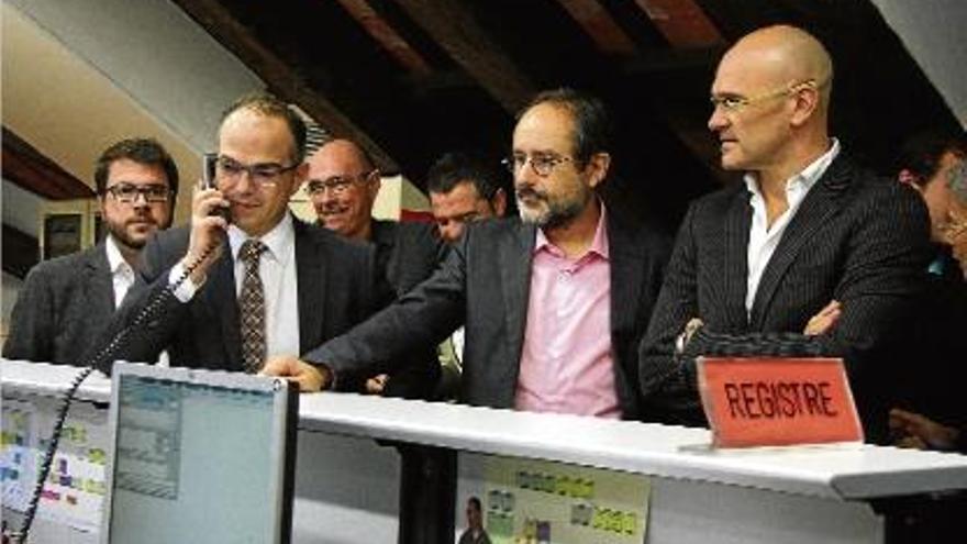 Jordi Turull -JxSí-, Antonio Baños -CUP- i Raül Romeva -JxSí- registren al Parlament  l&#039;annex a la resolució.