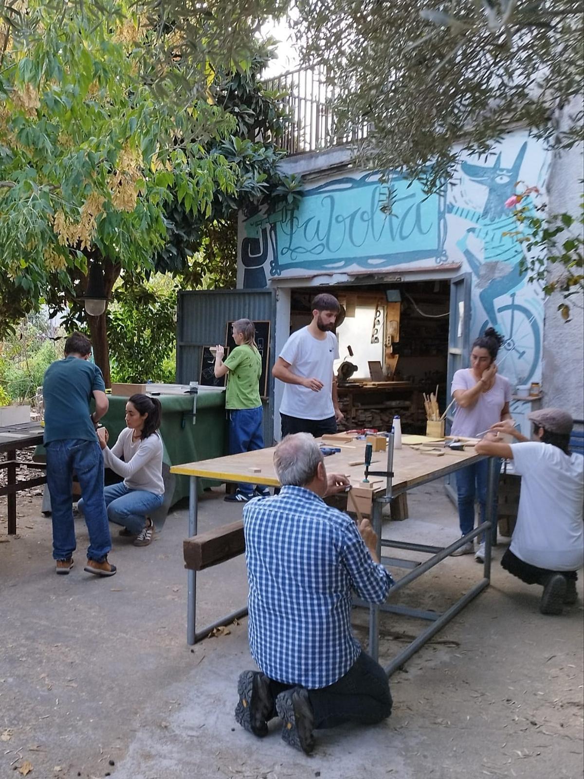 Diversos alumnes treballant a l'exterior de l'espai.