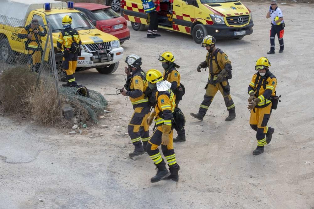 El fuego se originó en una solar lleno de residuos inflamables y donde llegaron a explotar dos bombonas de gas