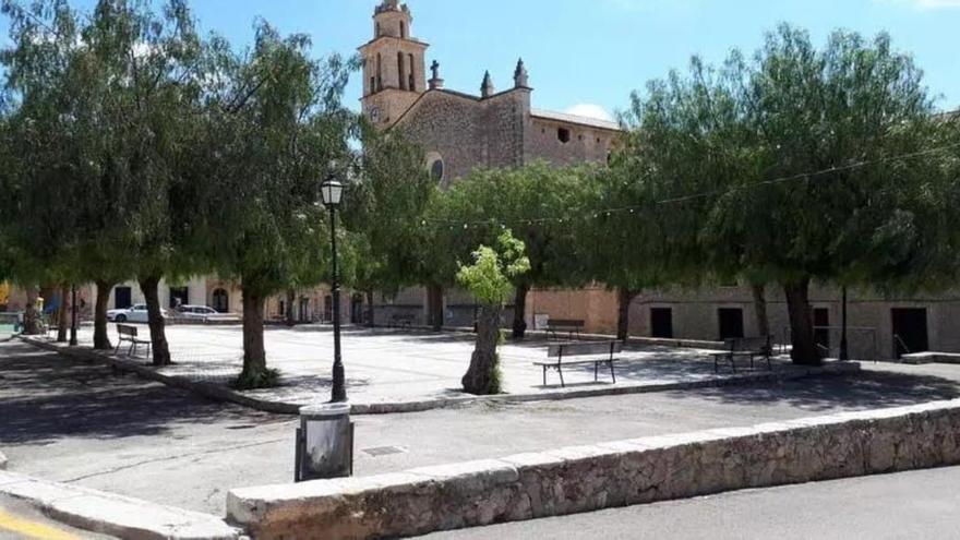 Imagen actual de la Plaça Major de Caimari.