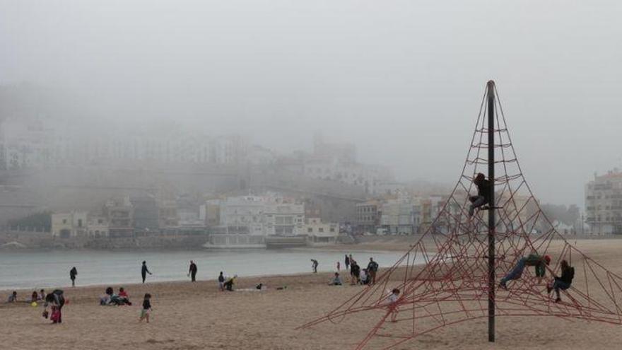 La niebla acompaña a los turistas de Peñíscola