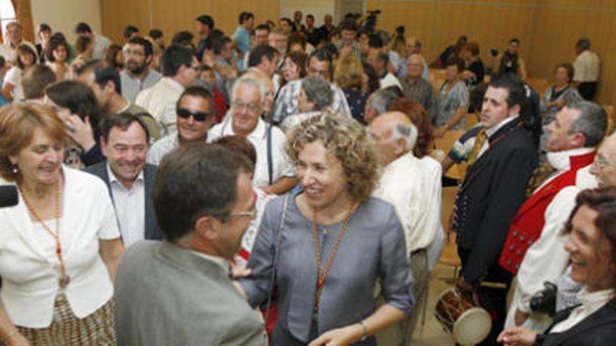 Neus Marí felicita al alcalde, Josep Marí Ribas, de espaldas, tras el acto de investidura de la nueva Corporación en junio.