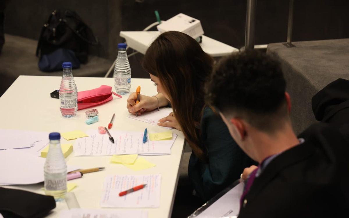 El debate universitario no es solo cuestión de oratoria, pues requiere de un amplio proceso de documentación para construir argumentos. | JOSE NAVARRO