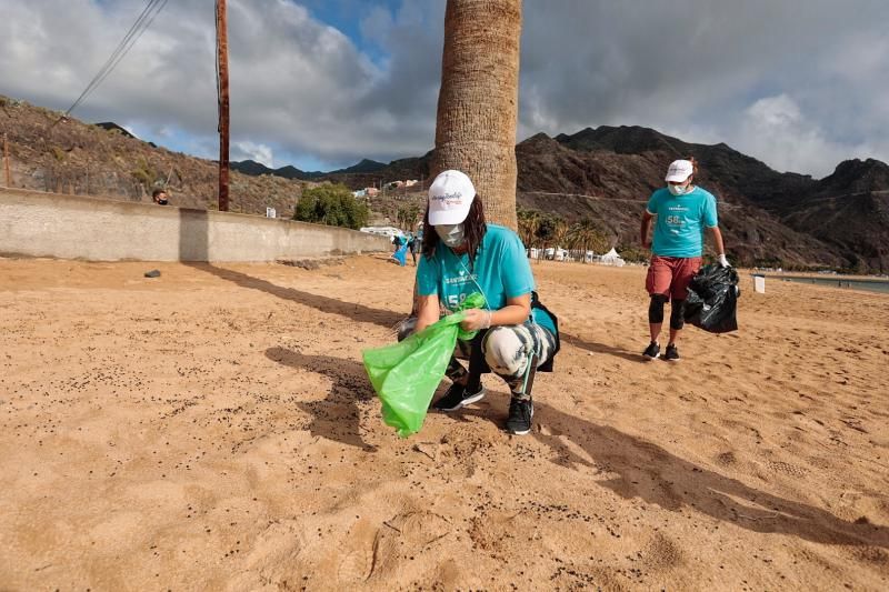 Acción de limpieza terrestre y marina en la playa de Las Teresitas