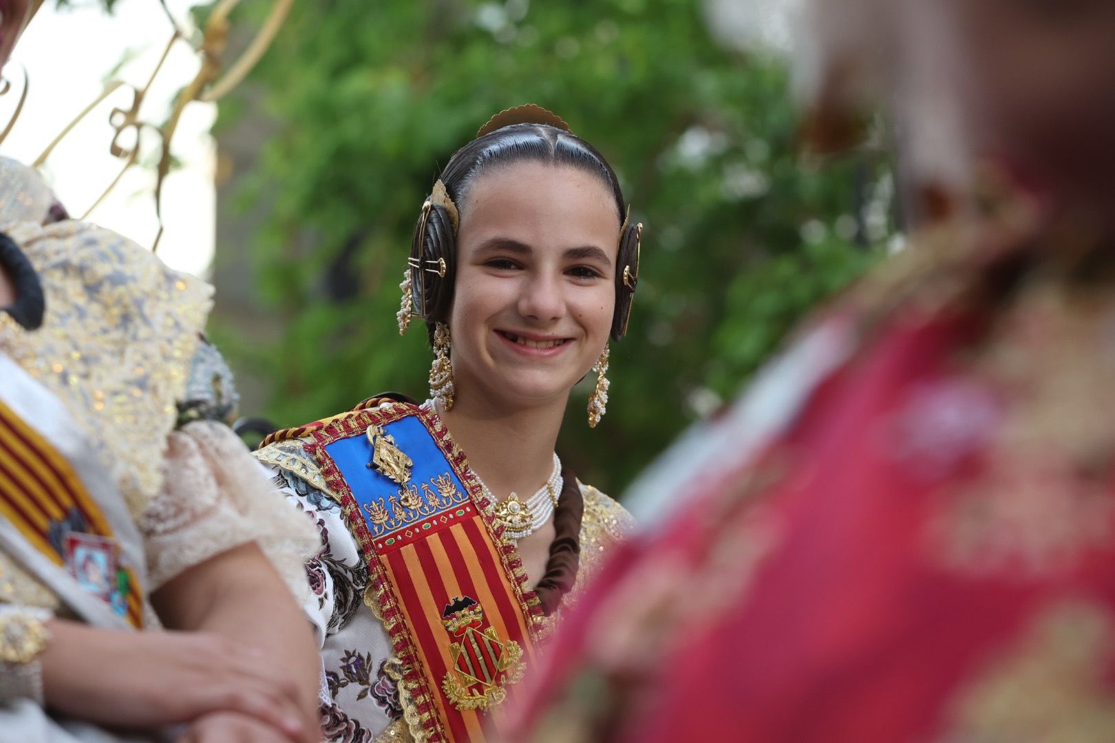 Las Fallas participan del desfile folclórico en la última noche antes de la "llum de les Fogueres"