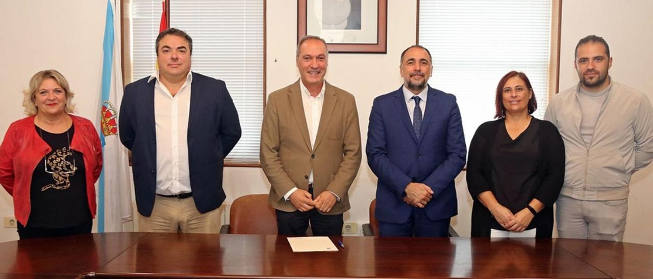 Julio García Comesaña y Agustin Reguera, en el centro, ayer tras firmar el convenio en Soutomaior.  // LUIS POLO