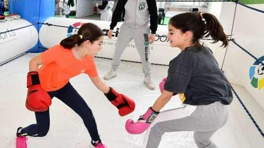 Dos niñas practicando boxeo, ayer, en el evento. // G. Santos