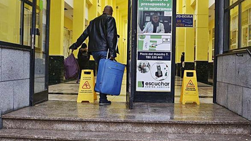 Un hombre accede a la estación de autobuses.