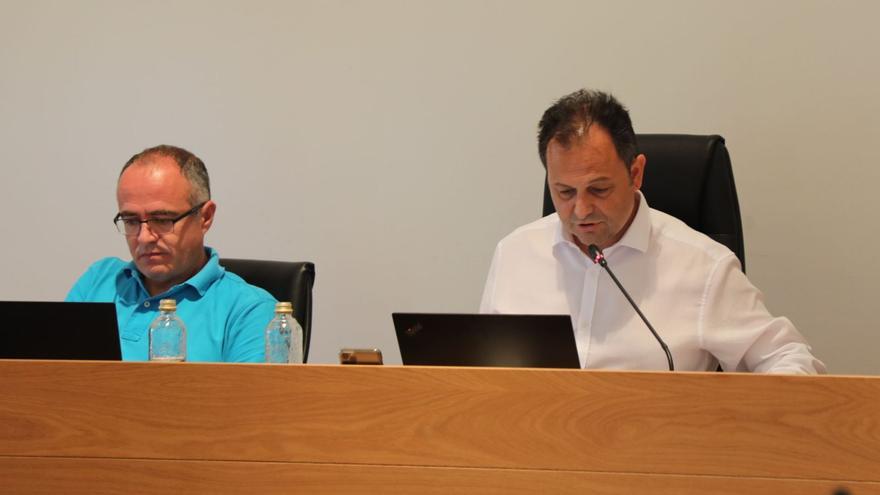 Ángel Custodio Navarro (izquierda), secretario habilitado nacional, y Llorenç Córdoba, presidente del Consell de Formentera.