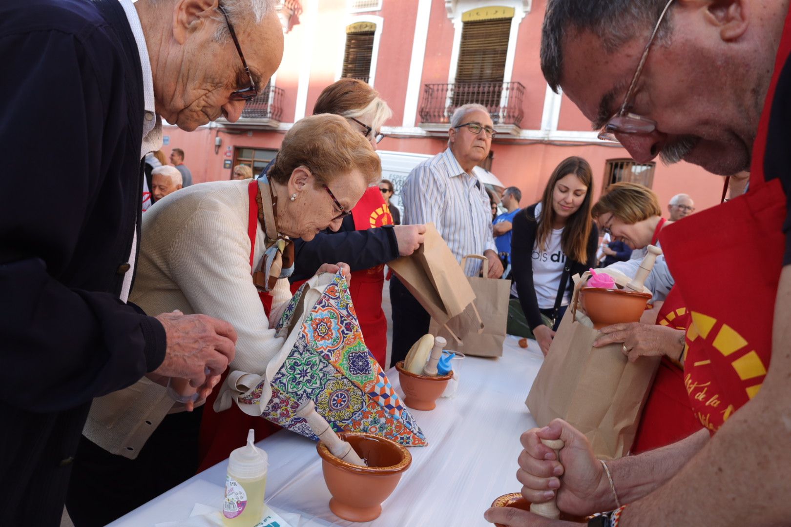 FOTOGALERÍA I Las imágenes de la Nit de la Xulla y del encuentro de elaboración de allioli de las fiestas de Vila-real