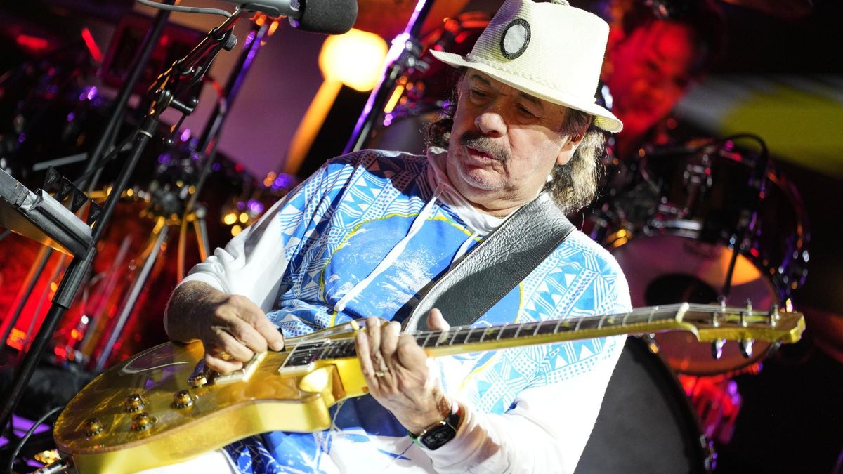 Santana, chamán afrolatino y guitarrista de guitarristas en el Palau Sant Jordi // Alejandro García // EFE