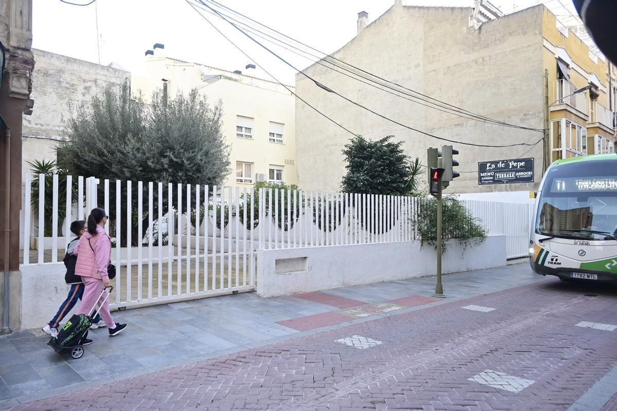 Terrazas, cerradas al público, en la calle Escultor Viciano de Castelló.