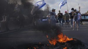 Manifestantes israelíes piden un acuerdo para la liberación de los rehenes en Gaza.