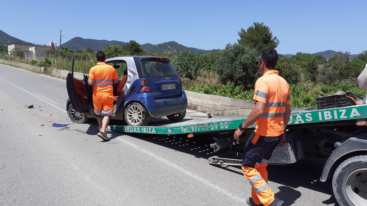 El Smarta salía de un camino cuando ha chocado contra el otro vehículo.