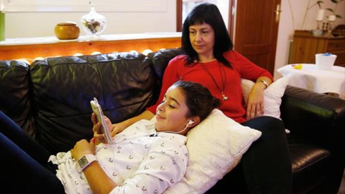 Guadalupe Romero y su hija Paula, en su domicilio de una urbanización del Baix Llobregat.