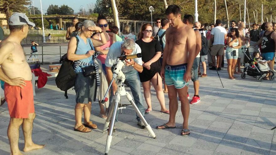 Todo preparado en Samil para disfrutar del eclipse de sol // RICARDO GROBAS